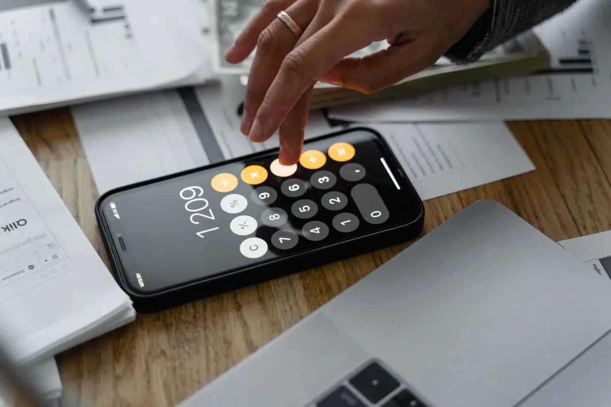 Documents et calculatrice posés sur un bureau, symbolisant le calcul de la valeur locative