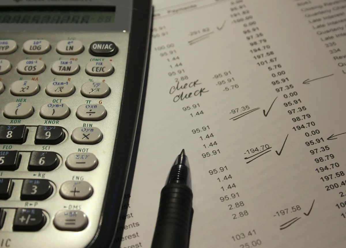 Facture professionnelle et pièces comptables sur un bureau
