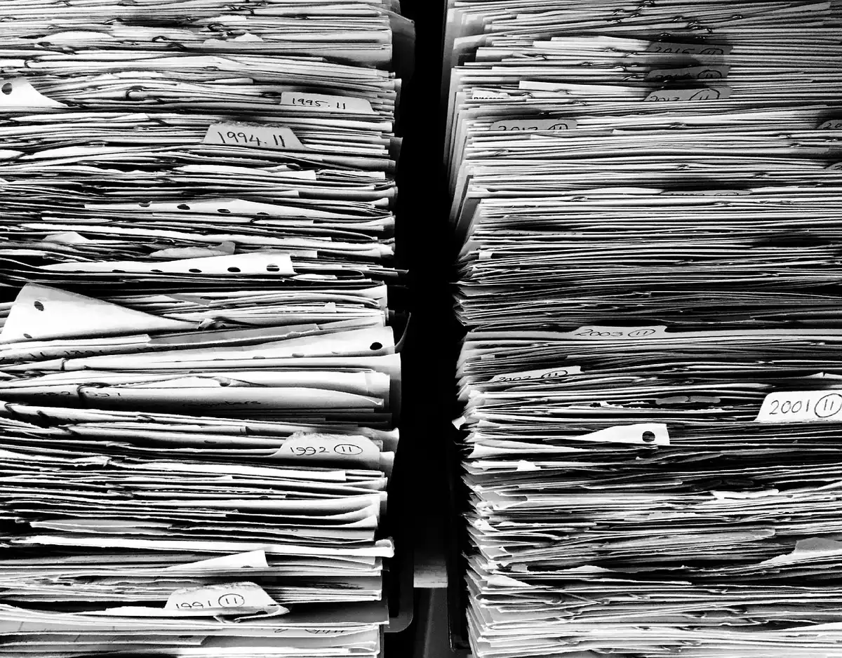 Notaire préparant des documents de succession dans son bureau