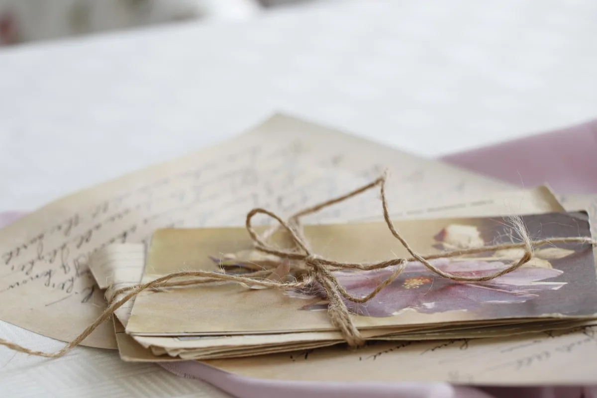 Locataire prenant en photo une lettre et conservant des documents