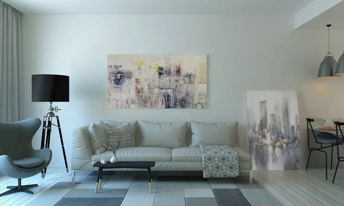 Entrée d'un appartement vide avec un avis sur un panneau et des clés sur une table