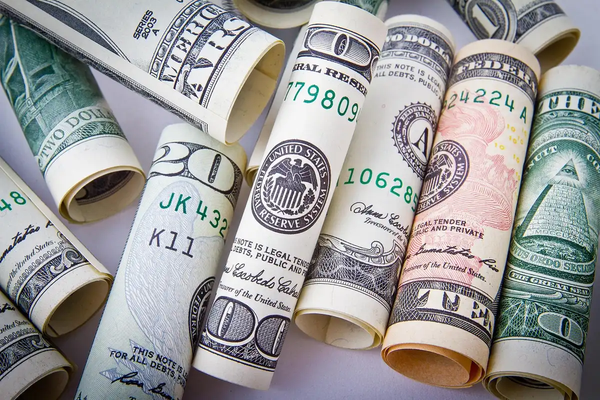 Documents et calculatrice illustrant la fiscalité des revenus du capital
