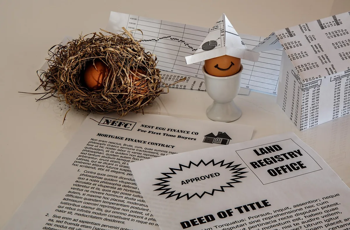Particulier triant des documents administratifs chez lui