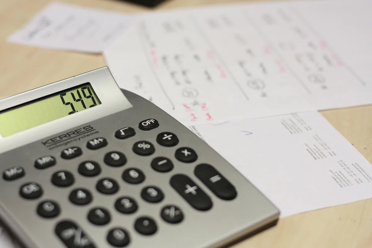 Documents d'évaluation immobilière et calculatrice sur un bureau