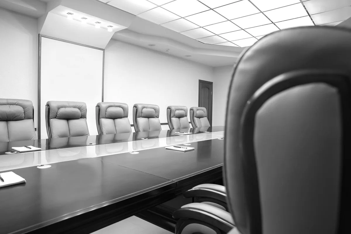 Réunion d'entreprise discutant du réinvestissement des fonds
