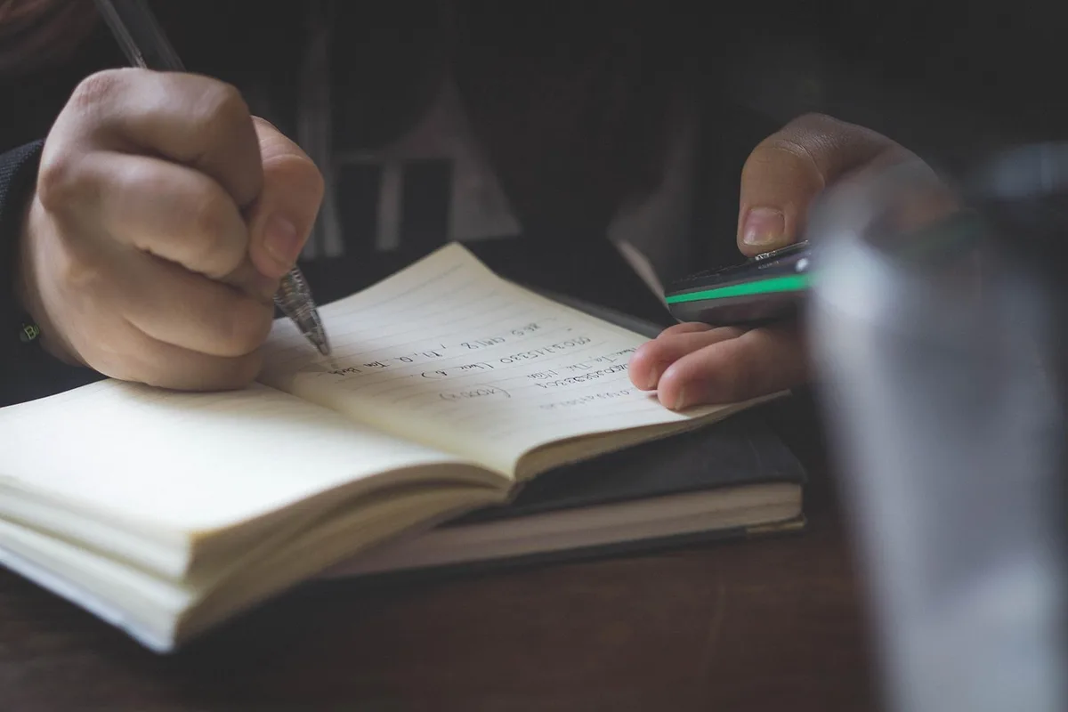 Mains anonymes et registre de suivi de plus‑values sur un bureau