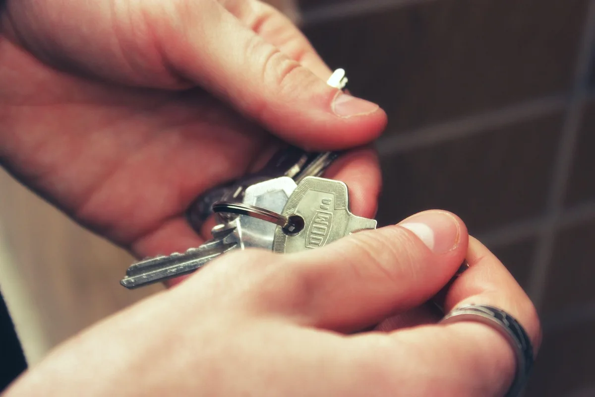 Clés posées sur une table avec checklist pour location courte durée